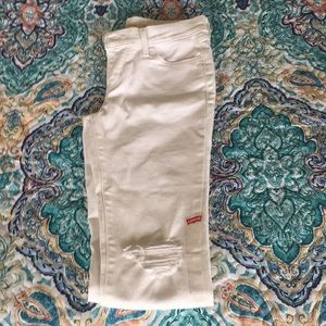 ⭐️SOLD⭐️White Levi’s Skinny Jeans